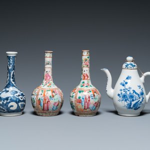 Quatre vases en porcelaine de Chine famille rose, un bol et une verseuse couverte en bleu et blanc, 19ème — photo 8