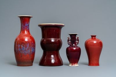Quatre vases en porcelaine de Chine monochrome sang de boeuf et flambé, 19/20ème