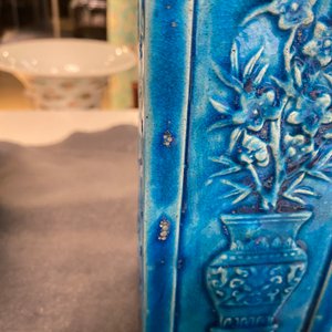 Quatre vases en porcelaine de Chine turquoise monochrome et un en céladon, 19/20ème — photo 17