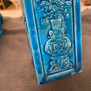 Quatre vases en porcelaine de Chine turquoise monochrome et un en céladon, 19/20ème — photo 21