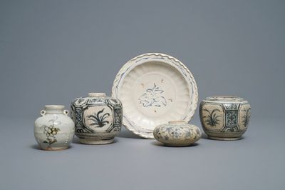 Quatre vases et un plat en grès porcelaineux en bleu et blanc, Annam, Vietnam, 14/16ème