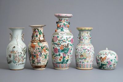 Quatre vases et un pot couvert en porcelaine de Chine famille rose, 19/20ème