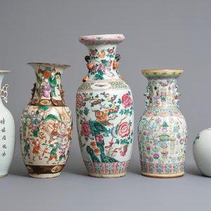 Quatre vases et un pot couvert en porcelaine de Chine famille rose, 19/20ème — photo 2
