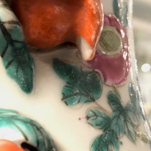 Quatre vases et un pot couvert en porcelaine de Chine famille rose, 19/20ème — photo 7