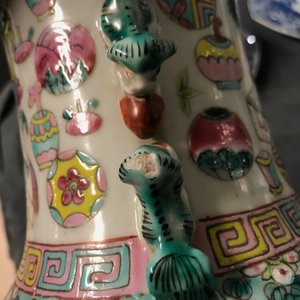 Quatre vases et un pot couvert en porcelaine de Chine famille rose, 19/20ème — photo 9