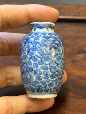 Quatre vases et une boîte couverte en porcelaine de Chine en bleu et blanc, tous marqués, 18/19ème — photo 18