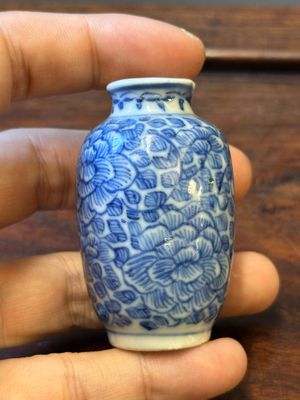 Quatre vases et une boîte couverte en porcelaine de Chine en bleu et blanc, tous marqués, 18/19ème — photo 19