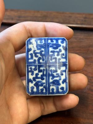 Quatre vases et une boîte couverte en porcelaine de Chine en bleu et blanc, tous marqués, 18/19ème — photo 2