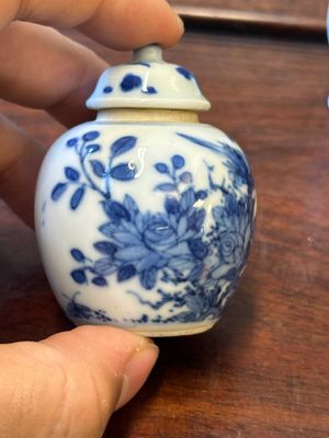 Quatre vases et une boîte couverte en porcelaine de Chine en bleu et blanc, tous marqués, 18/19ème — photo 33