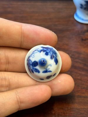 Quatre vases et une boîte couverte en porcelaine de Chine en bleu et blanc, tous marqués, 18/19ème — photo 36