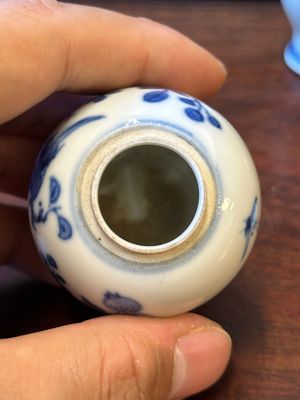 Quatre vases et une boîte couverte en porcelaine de Chine en bleu et blanc, tous marqués, 18/19ème — photo 38