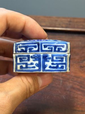 Quatre vases et une boîte couverte en porcelaine de Chine en bleu et blanc, tous marqués, 18/19ème — photo 5