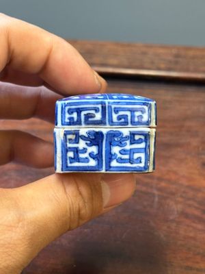 Quatre vases et une boîte couverte en porcelaine de Chine en bleu et blanc, tous marqués, 18/19ème — photo 6