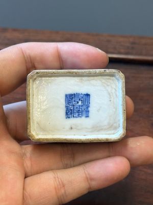 Quatre vases et une boîte couverte en porcelaine de Chine en bleu et blanc, tous marqués, 18/19ème — photo 7