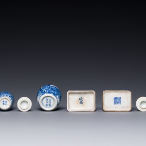 Quatre vases et une boîte couverte en porcelaine de Chine en bleu et blanc, tous marqués, 18/19ème — photo 4