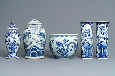Quatre vases et une jardinière en porcelaine de Chine bleu et blanc, 19ème