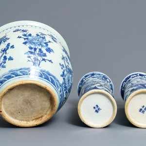 Quatre vases et une jardinière en porcelaine de Chine bleu et blanc, 19ème — photo 4