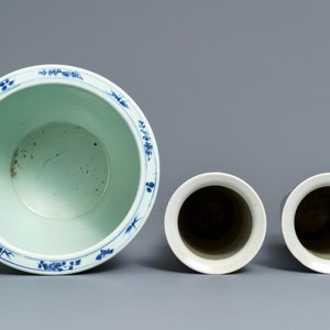 Quatre vases et une jardinière en porcelaine de Chine bleu et blanc, 19ème — photo 5