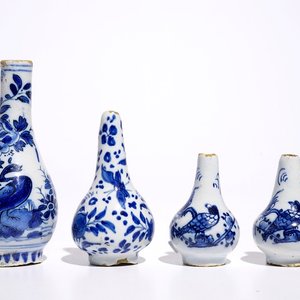 Quatre vases miniatures en faïence de Delft bleu et blanc, 17/18ème — photo 1