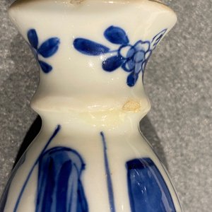 Quatre vases miniatures et une base de narguilé en porcelaine de Chine en bleu et blanc, Kangxi — photo 13