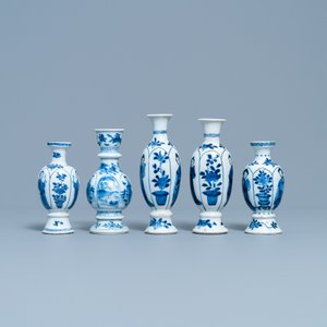 Quatre vases miniatures et une base de narguilé en porcelaine de Chine en bleu et blanc, Kangxi — photo 2