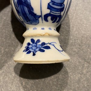 Quatre vases miniatures et une base de narguilé en porcelaine de Chine en bleu et blanc, Kangxi — photo 25