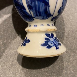 Quatre vases miniatures et une base de narguilé en porcelaine de Chine en bleu et blanc, Kangxi — photo 26
