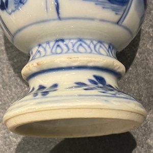 Quatre vases miniatures et une base de narguilé en porcelaine de Chine en bleu et blanc, Kangxi — photo 30