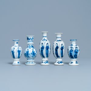 Quatre vases miniatures et une base de narguilé en porcelaine de Chine en bleu et blanc, Kangxi — photo 3