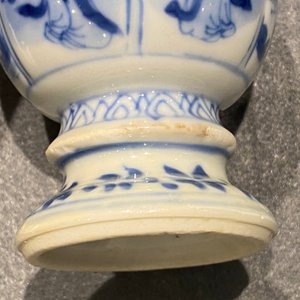 Quatre vases miniatures et une base de narguilé en porcelaine de Chine en bleu et blanc, Kangxi — photo 31