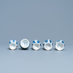 Quatre vases miniatures et une base de narguilé en porcelaine de Chine en bleu et blanc, Kangxi — photo 7