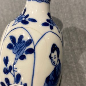 Quatre vases miniatures et une base de narguilé en porcelaine de Chine en bleu et blanc, Kangxi — photo 9