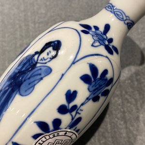 Quatre vases miniatures et une base de narguilé en porcelaine de Chine en bleu et blanc, Kangxi — photo 10