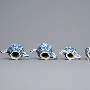Quatre verseuses en porcelaine de Chine en bleu et blanc, Kangxi — photo 6