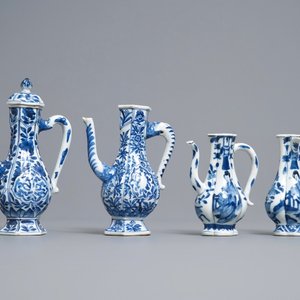 Quatre verseuses en porcelaine de Chine en bleu et blanc, Kangxi — photo 1