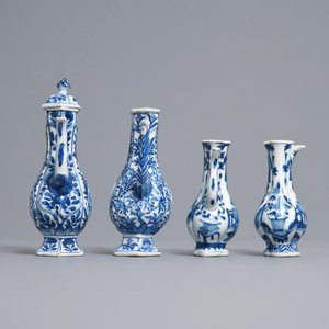 Quatre verseuses en porcelaine de Chine en bleu et blanc, Kangxi — photo 3