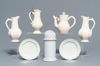 Quatre verseuses, une paire d'assiettes et une saupoudreuse en faïence blanche de Delft, 17/18ème