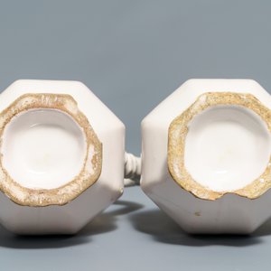 Quatre verseuses, une paire d'assiettes et une saupoudreuse en faïence blanche de Delft, 17/18ème — photo 12
