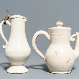 Quatre verseuses, une paire d'assiettes et une saupoudreuse en faïence blanche de Delft, 17/18ème — photo 14