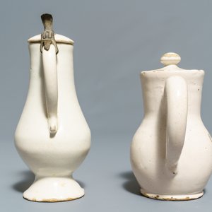 Quatre verseuses, une paire d'assiettes et une saupoudreuse en faïence blanche de Delft, 17/18ème — photo 15