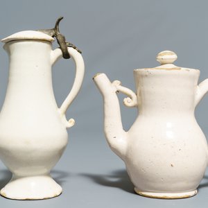 Quatre verseuses, une paire d'assiettes et une saupoudreuse en faïence blanche de Delft, 17/18ème — photo 16