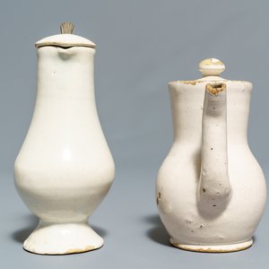 Quatre verseuses, une paire d'assiettes et une saupoudreuse en faïence blanche de Delft, 17/18ème — photo 17