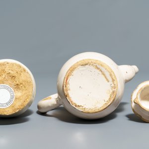 Quatre verseuses, une paire d'assiettes et une saupoudreuse en faïence blanche de Delft, 17/18ème — photo 19