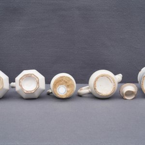 Quatre verseuses, une paire d'assiettes et une saupoudreuse en faïence blanche de Delft, 17/18ème — photo 22
