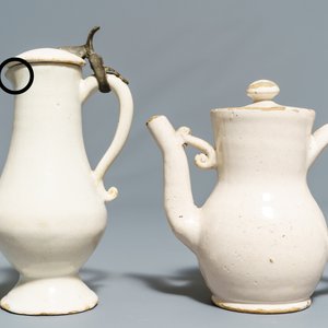 Quatre verseuses, une paire d'assiettes et une saupoudreuse en faïence blanche de Delft, 17/18ème — photo 25