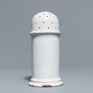 Quatre verseuses, une paire d'assiettes et une saupoudreuse en faïence blanche de Delft, 17/18ème — photo 3