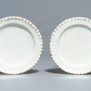 Quatre verseuses, une paire d'assiettes et une saupoudreuse en faïence blanche de Delft, 17/18ème — photo 6