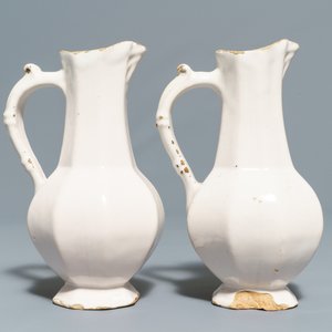 Quatre verseuses, une paire d'assiettes et une saupoudreuse en faïence blanche de Delft, 17/18ème — photo 8