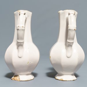 Quatre verseuses, une paire d'assiettes et une saupoudreuse en faïence blanche de Delft, 17/18ème — photo 9