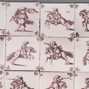 Quinze carreaux en faïence de Delft en manganèse à décor de cavaliers, fin du 17ème — photo 3
